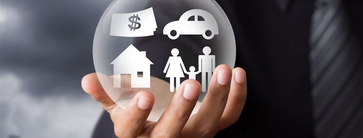 Hombre sosteniendo una burbujar con dinero, un auto, una casa y una familia