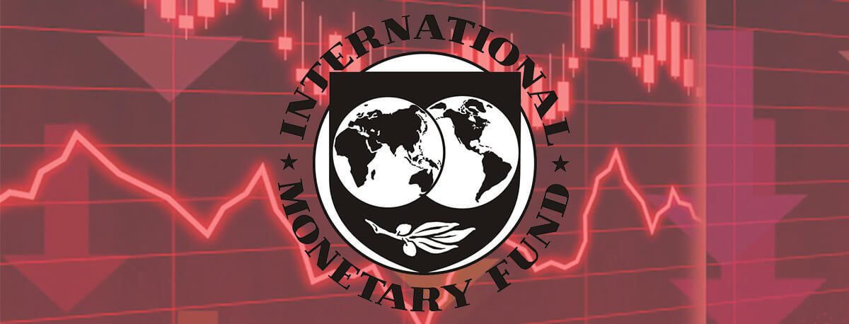 Gráfico rojo con flechas apuntando hacia abajo y el logo del Fondo Monetario Internacional