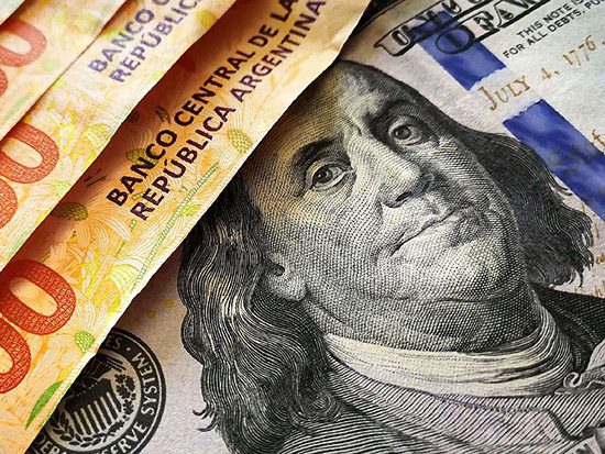 Dólares y pesos argentinos
