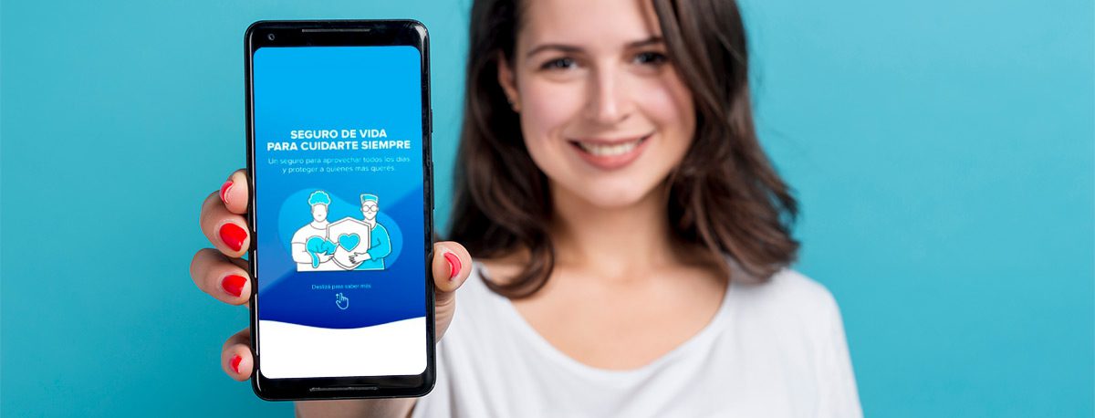 Mujer sosteniendo celular que muestra una pantalla sobre seguros personales de Mercado Pago
