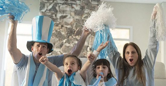 Familia hincha de Argentina festejando un gol